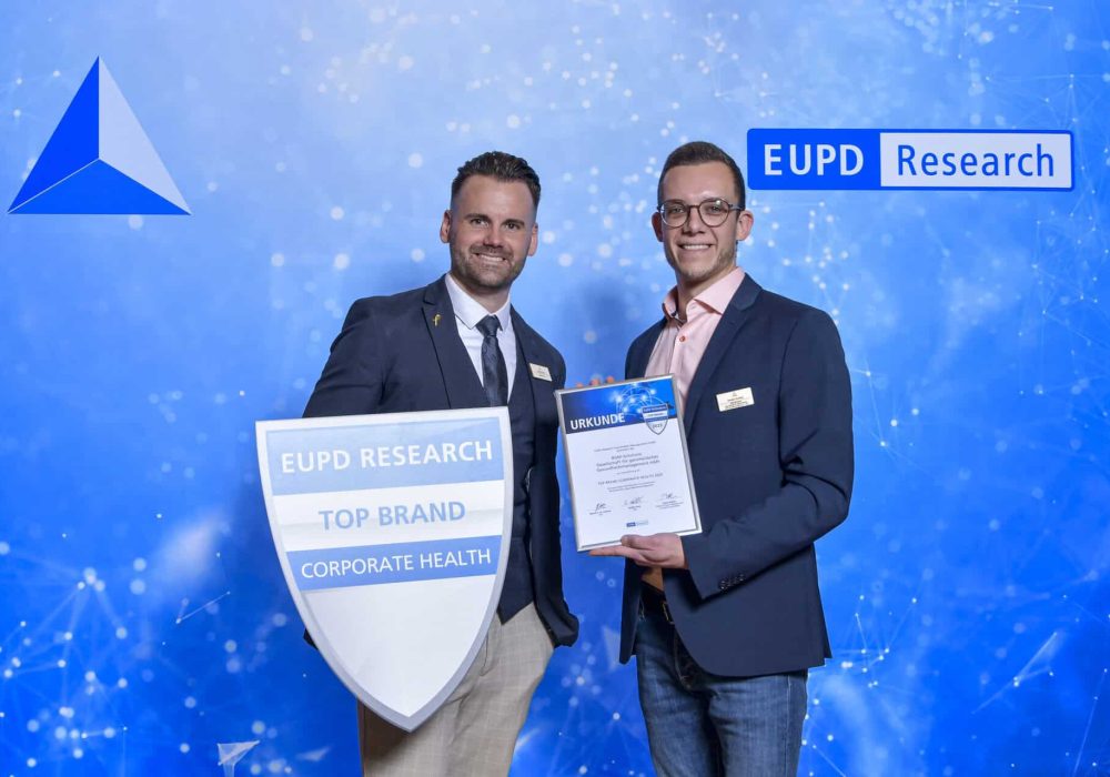 Tobias Wrighton, Head of Customer Relations vom EUPD Research Corporate Health (links), überreicht die renommierten „Top Brand Corporate Health“-Auszeichnung an Christian Kuckartz, Geschäftsführender Gesellschafter BGM-Solutions (rechts)
